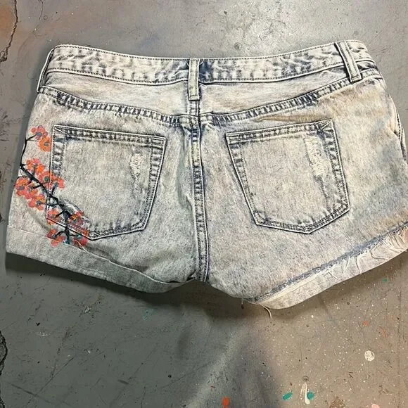 Size 29 Custom Handpainted GAP Patchwork Denim Shorts - Picture 3 of 4